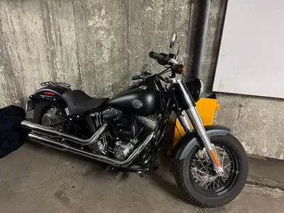 Moto avec seulement 14045 km au compteur. Noir mat. Siège Mustang installé et le siège d'origine ser...