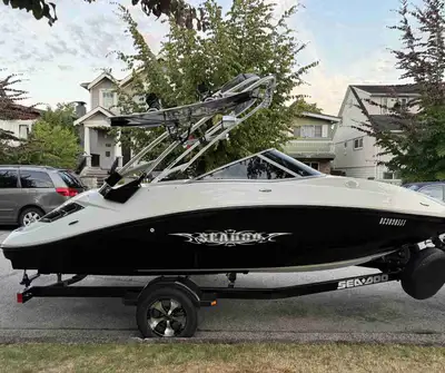 Excellent condition boat perfect for the lake. Always washed and stored after each use. Stored in ga...