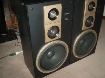 PAIR of ( SONY VINTAGE Mid 1980's ) ( 3 WAY SPEAKERS ) SS-C35 ( Made in Canada ) 130 Watt per Channe...