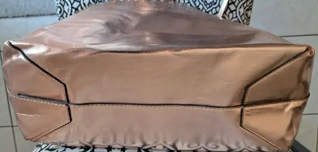 New - Mondani NewYork Hand Bag - Rose Gold in Women's - Bags & Wallets in Oshawa / Durham Region - Image 5