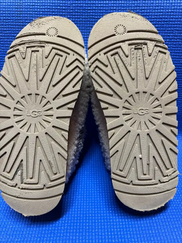 UGG shoes-size 6(pls read ALL) in Women's - Shoes in Markham / York Region - Image 6