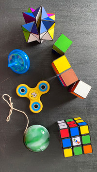 Rubik’s cubes, yo-yo, spinning top & fidget spinner 