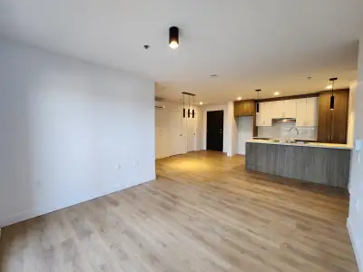 4 1/2 lumineux disponible dès maintenant près du cégep, de l'hôpital, épicerie, marina et bien plus....