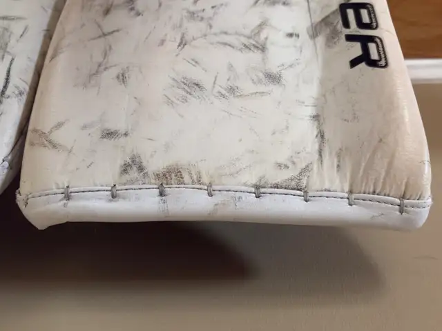 Bauer 2S Pro Senior Goalie Pads in Hockey in Oakville / Halton Region - Image 9