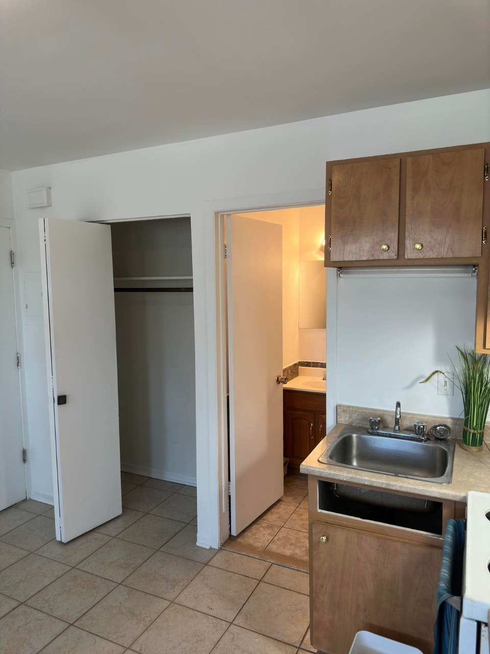 3 1/2 à louer, Rue Groulx, Granby 825$/mois.  Disp. 1er Novembre 2