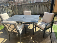Patio table and 6 chairs -like new 
