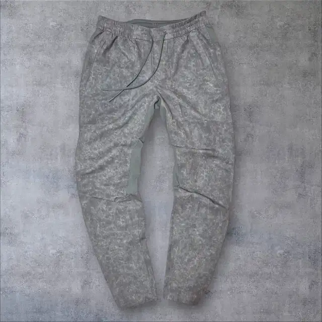 Lululemon License To Train Pant in Women's - Bottoms in City of Toronto - Image 2