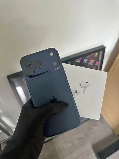 iPhone 17 pro max 1TB! Massive storage No repairs No issues Clean body Screen is mint Battery over 9...