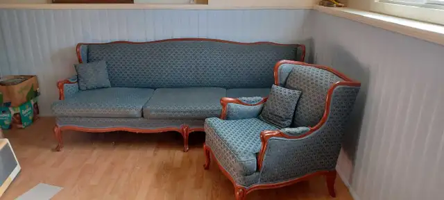 antique couch and chair in Couches & Futons in Kingston - Image 2