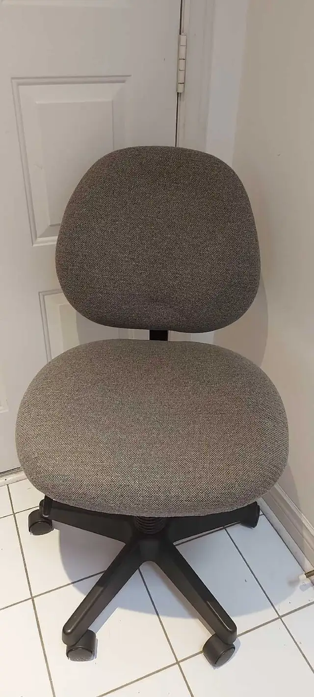 Basic office chair in Chairs & Recliners in Markham / York Region - Image 2