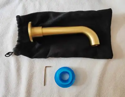 *Located in Niagara* This is a brand new Baril BEC-0520-37-LL Round Modern Tub Spout W/O Diverter 1/...