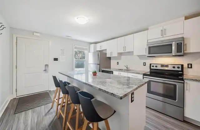 Private room + bath in Room Rentals & Roommates in Oshawa / Durham Region - Image 3