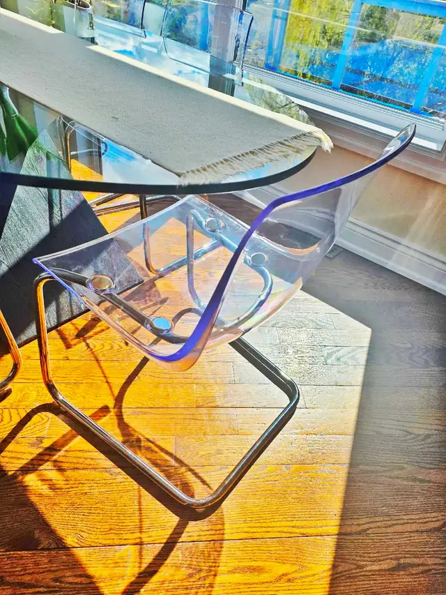 Glass Dinning table  in Dining Tables & Sets in Markham / York Region - Image 4