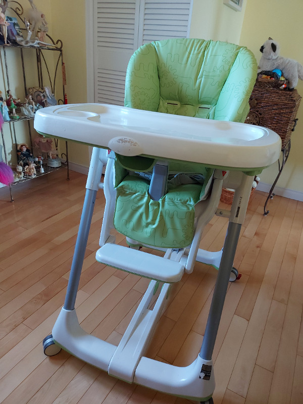 Chaise haute pour bébé marque Peg-Pérego dans Nourriture et chaises hautes  à Saguenay