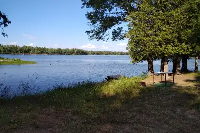 Nice cozy cottage with waterfront on Ottawa River. Clean, open concept with 2 beds. Kitchenette is e...