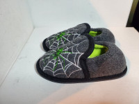 Spider slippers for boys brand new / pantoufle pour garçons neuf