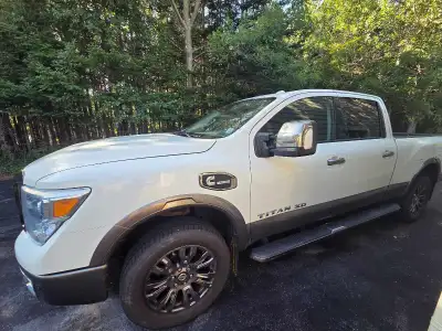 2016 Nissan Titan XD 5.0 cummins diesel platinum reserve 168000km with only 80k on the motor, in Exc...