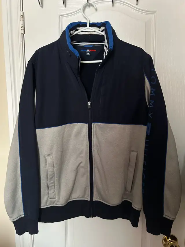 Tommy Hilfiger Men’s Large full zip sport fleece in Men's in Mississauga / Peel Region - Image 2
