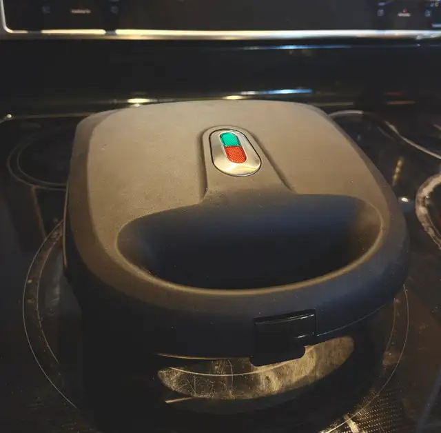 Mainstays 2-in-1 Waffle & Sandwich Maker (Ceramic Nonstick) in Toasters & Toaster Ovens in Mississauga / Peel Region - Image 5