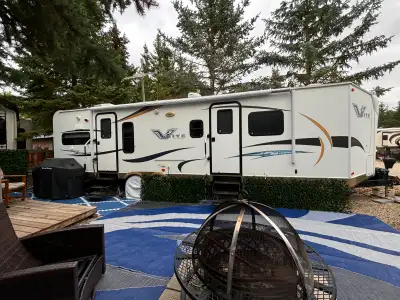V-lite rear kitchen/front bath couples trailer, bath +1/2. Furniture updated to table/chairs and two...