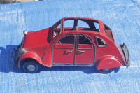 Vieille voiture Citroen 2 cv  circa 1950 jouet