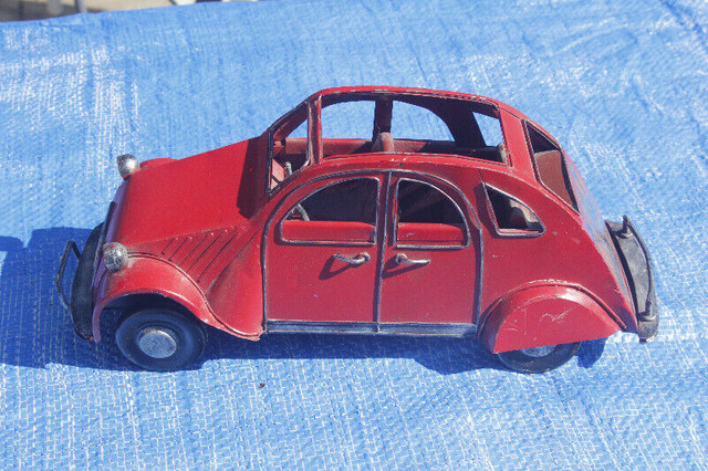 Vieille voiture Citroen 2 cv  circa 1950 jouet dans Art et objets de collection  à Longueuil/Rive Sud