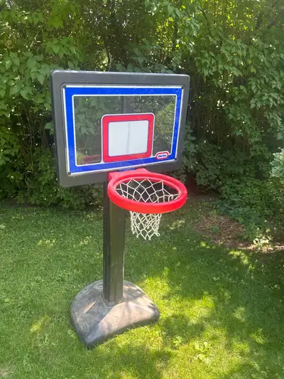 Français/ English Little Tikes children’s Basketball Hoop. Worn with age but still in good condition...