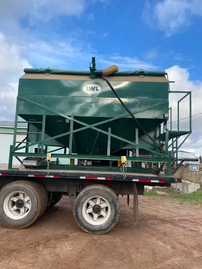 Like new 11 ton fertilizer box, used as seed tender to fill box drill. No rust, hydraulic drive auge...