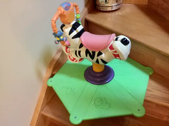 Fisher Price Bounce and Spin Unicorn Stationary Ride-On Toys in Toys in City of Montréal - Image 3