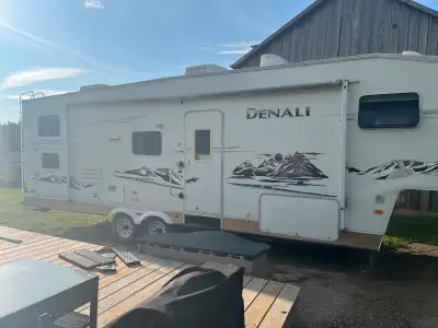 Selling our Denali 5th wheel camper. Trailer is on great shape, no issues. Queen bed in the bedroom...