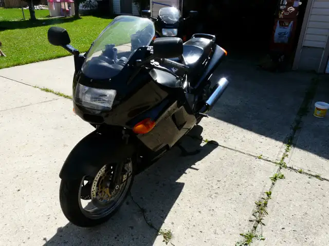 1990 Kawasaki ZX-11 Ninja in Sport Bikes in Edmonton - Image 5