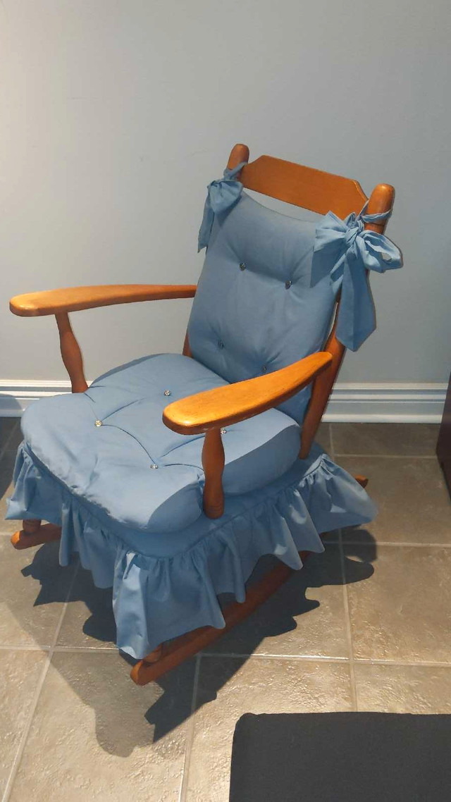 Vintage rocking chair  in Chairs & Recliners in Markham / York Region - Image 2