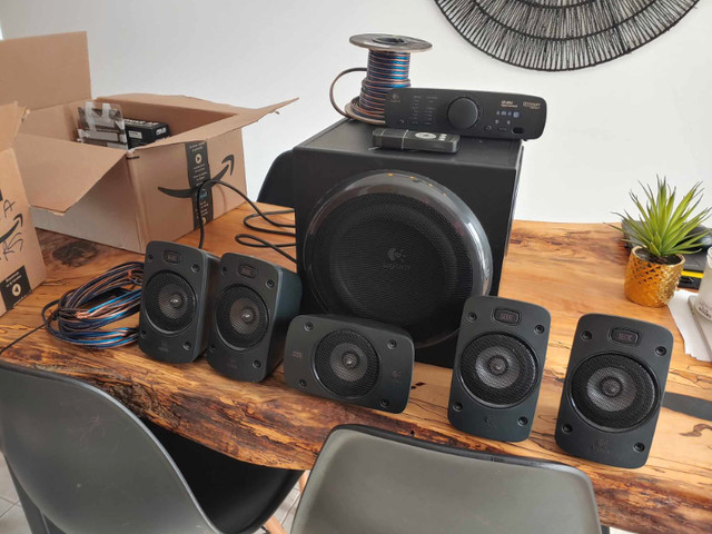 Logitech z 906 – subwoofer with five speakers in Stereo Systems & Home Theatre in Moncton