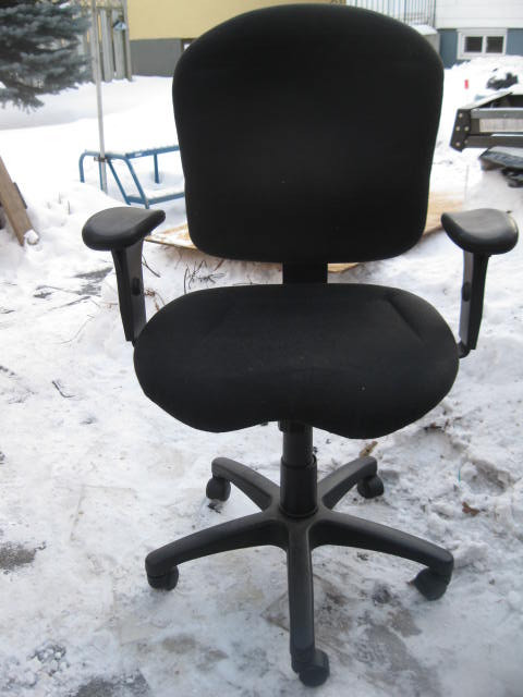 Office chair with adjustable arm-rests from smoke-free, pet-free in Chairs & Recliners in Thunder Bay - Image 2