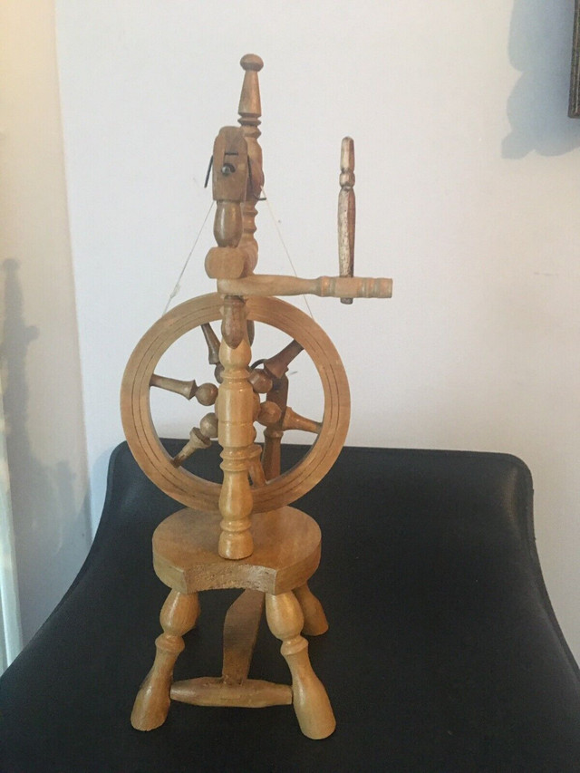 Vintage miniature spinning wheel 15” in Arts & Collectibles in Markham / York Region - Image 3