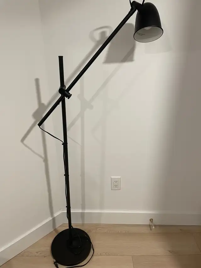 Floor lamp in Indoor Lighting & Fans in Markham / York Region - Image 2