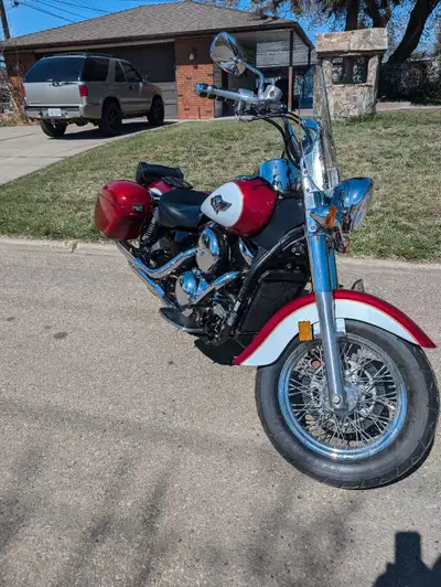 2008 Kawasaki Vulcan fi comes with aftermarket Mustang seat, hand grips, cruise control, hard bags,...