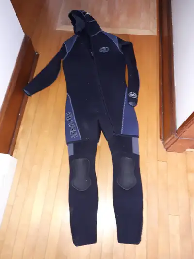 2 PIECE MEN'S BARE SUB AQUA WETSUIT. 2 PIECE /JUMPSUIT AND HOODED VEST. BOTH SIZE LARGE. JUMPSUIT HA...