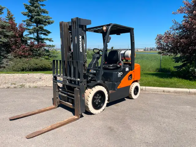 6000 lb Doosan G30-7 Used LPG Warehouse Gas Propane Forklift in Other in Saskatoon - Image 7