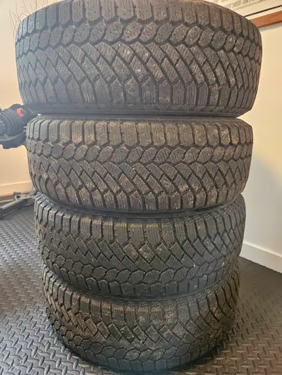 Pneus d'hiver P225/60R18 de marque Gislaved Nordfrost N200 à vendre. -Achetés à l'automne 2025. -En...