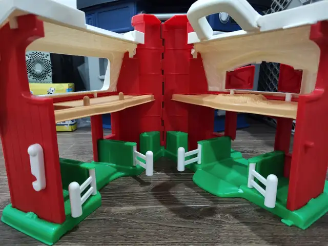 Fisher Price farmer house toy toddler in Toys & Games in Markham / York Region - Image 4