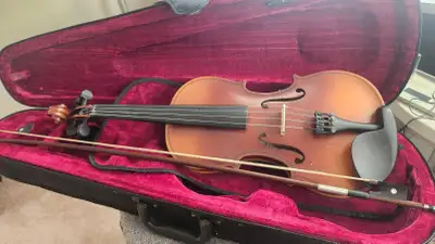 A perfect full size Violin for beginners in good condition, clean, good sound c/w nice Violin case a...