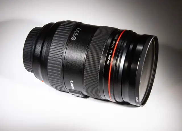 Canon  Zoom Lens 24-70mm F2.8L USM for sale in Cameras & Camcorders in Barrie - Image 5