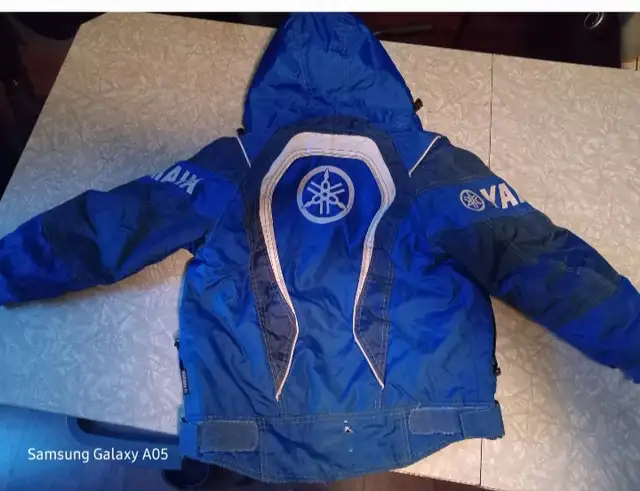 Kids youth Yamaha winter snowmobile jacket size 5 6 in Kids & Youth in Oshawa / Durham Region - Image 4