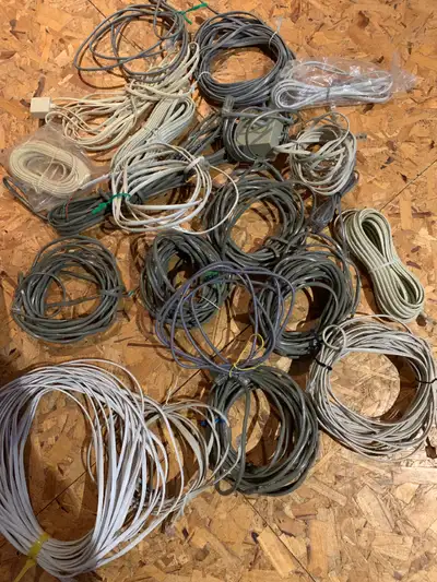 Plusieurs fils de telephone - Many telephone wires, View more