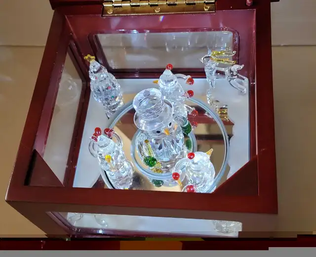 Vintage Gold Abel Collection Crystal Showcase Music Box  in Arts & Collectibles in Oshawa / Durham Region - Image 6