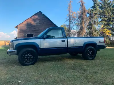 1989 GMC 1500 Has the 5.7 350 engine, has rebuilt status but still good old truck. Serious inquiries...