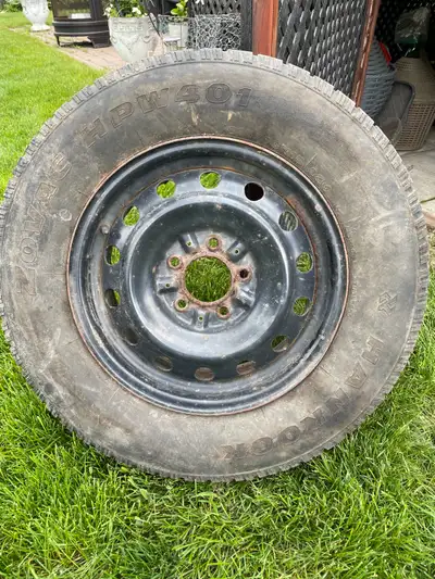 Qty 1 tire/pneu on wheel/roue Hankook 215/70 R15 Bolt pattern 5-114.3 (4.5”) Dodge minivan.