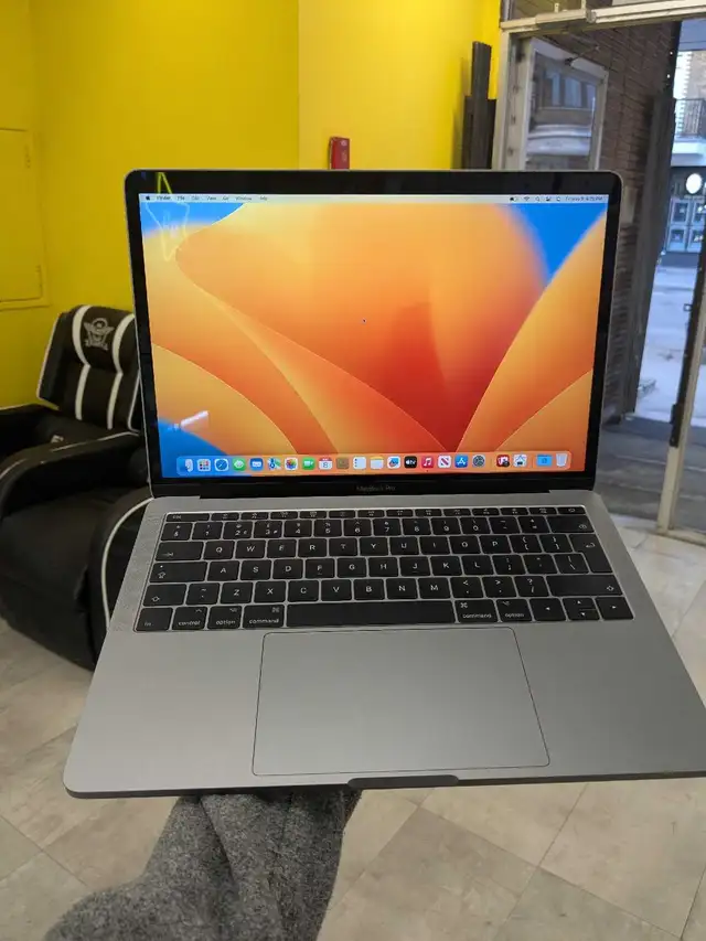 Apple MacBook Pro 2017 in Laptops in City of Montréal - Image 2