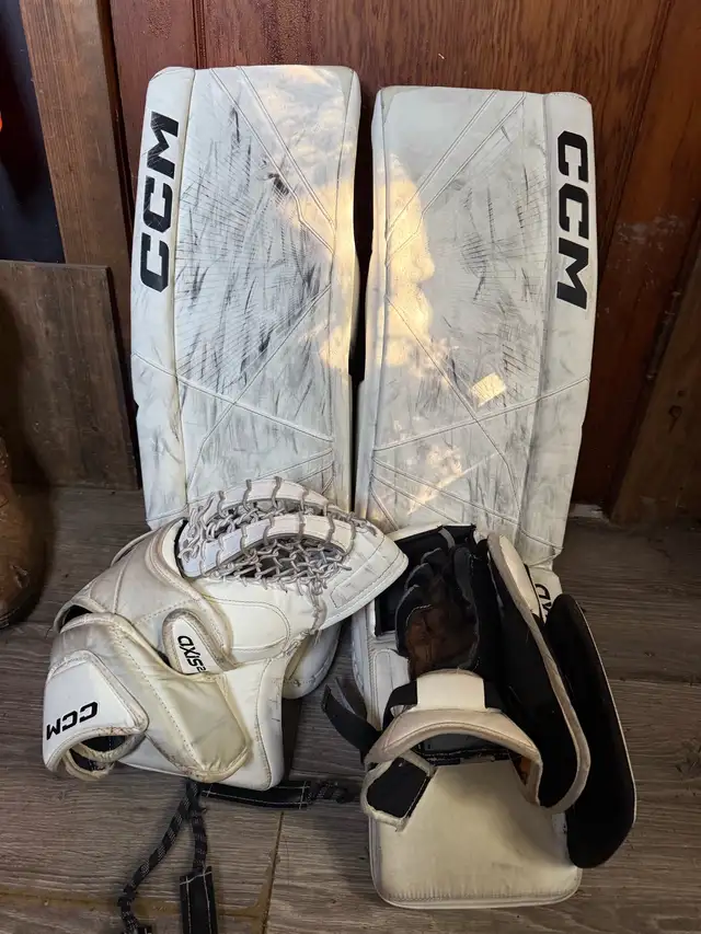 Axis 2.9 31 +1 intermediate Goalie pads/glove and blocker set in Hockey in Portage la Prairie - Image 3